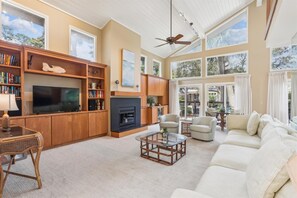 Spacious Living Room with Vaulted Ceilings at 20 Red Cardinal