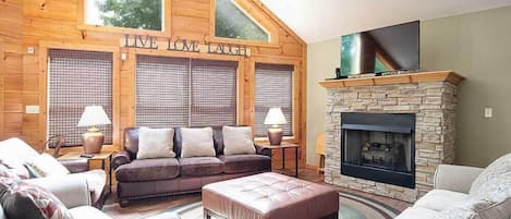 Lakefront House — 3,000 sq. ft. Guests: Sleeps 19 Bedrooms: 5 Bathrooms: 5 Unique to Dock Holiday Located in a quiet cove behind Flat Hollow Marina, perfect for swimming, floating and kay