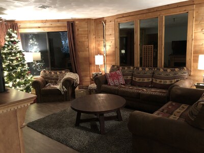 Ski -In/Ski-Out- Cozy 3 Bedroom No Stairs (1 Night Rentals Ok)