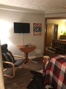 Ski -In/Ski-Out- Cozy 3 Bedroom No Stairs (1 Night Rentals Ok)