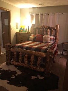 Ski -In/Ski-Out- Cozy 3 Bedroom No Stairs (1 Night Rentals Ok)