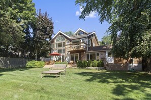 Beautiful cottage facing the water and a manicured lawn to play a game of croque