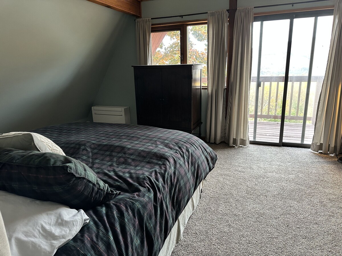 Private, All Season 10 Acre Retreat Close to the Slopes, Trails, and Swimming