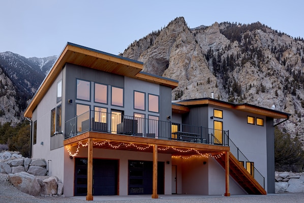 Modern Mountain Retreat surrounded by the beauty of the Chalk Cliffs