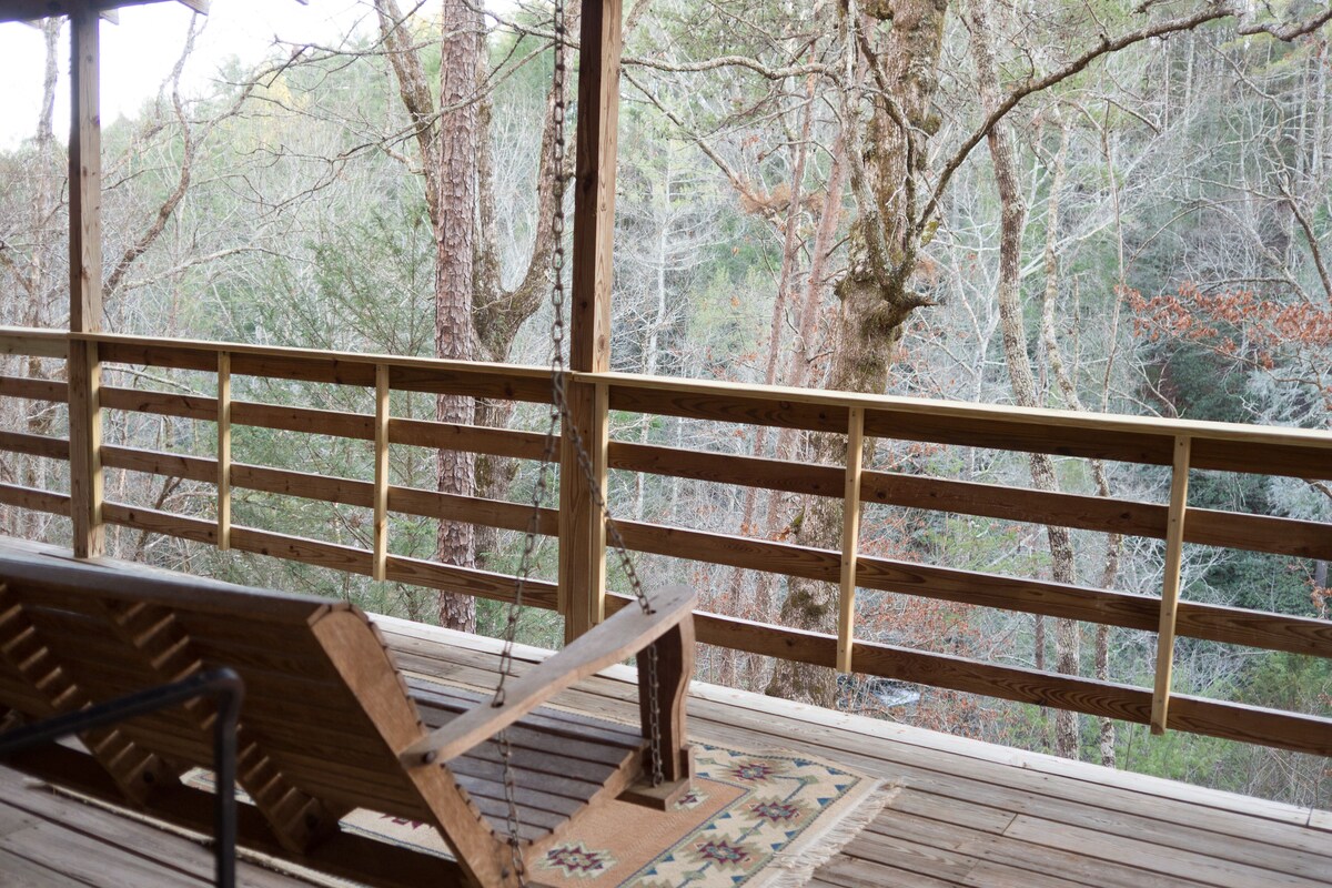 Rushing River Log Cabin in Georgia Mountain Wine Country Near Dahlonega