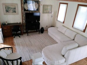 Living room with lake view, hi speed wifi, cable, phone