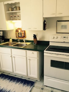 Apartment in the heart of Marquette w/ cable & wifi!!  Next to premier brewpub!!