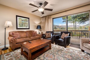 Living Room w/ Views of mountains and golf course.