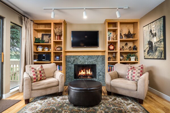 Living Room w/ Gas Fireplace