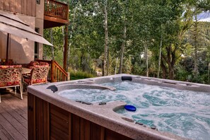  Private Hot tub for 6! Enjoy summertime and winter!

