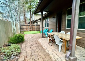 Back patio has a large dining table and Chairs