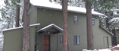 Mt. View Home is fun in winter, only 18 minutes to Badger Pass ski area.