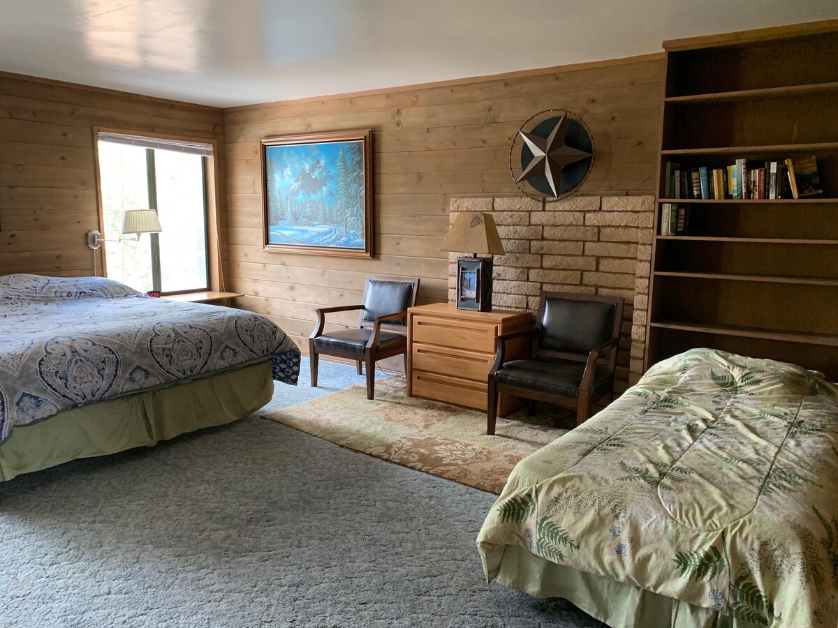 INSIDE YOSEMITE! 18 minutes to Yosemite Valley.  Spacious home with king beds.