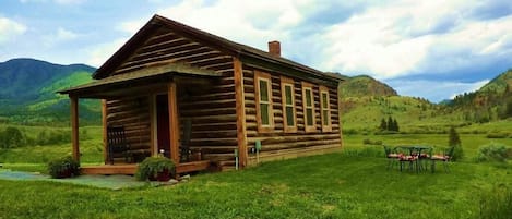 The Schoolhouse in June - songbirds, wildlife, wildflowers, amazing views,quiet.