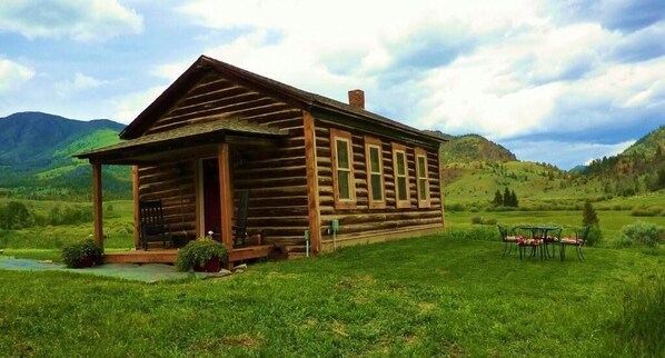 The Schoolhouse in June - songbirds, wildlife, wildflowers, amazing views,quiet.