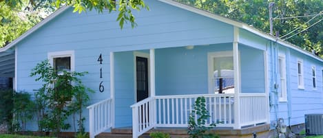 Cute 1930's era cottage, 3.5 blocks from West End Main Street