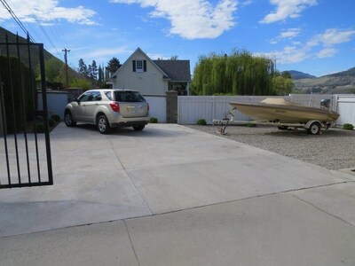 80ft of private beach, lakefront with mountain views right on Skaha Lake!