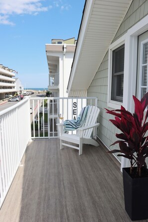UPSTAIRS BALCONY 
Ocean view
2 chairs 