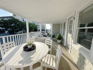 FRONT ENTRANCE 
4 person sitting area
6 person dining table