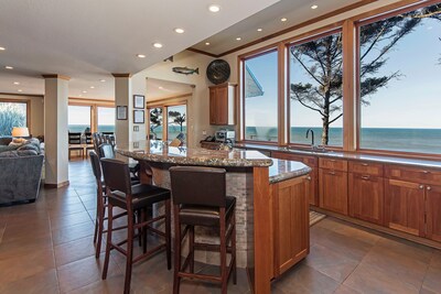 6 BDRM OCEAN FRONT WITH AMAZING VIEWS, HOT TUB, WIFI Sleeps 16, beach access