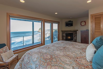 6 BDRM OCEAN FRONT WITH AMAZING VIEWS, HOT TUB, WIFI Sleeps 16, beach access