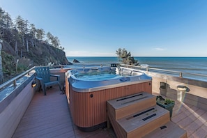 Large hot tub with views 