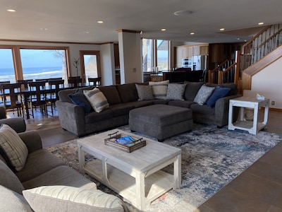 6 BDRM OCEAN FRONT WITH AMAZING VIEWS, HOT TUB, WIFI Sleeps 16, beach access