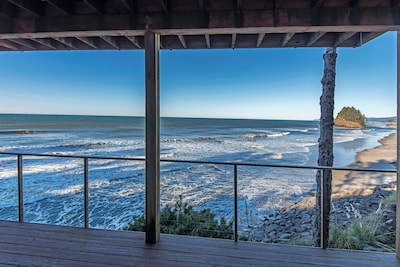 6 BDRM OCEAN FRONT WITH AMAZING VIEWS, HOT TUB, WIFI Sleeps 16, beach access