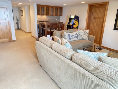 6 BDRM OCEAN FRONT WITH AMAZING VIEWS, HOT TUB, WIFI Sleeps 16, beach access