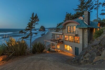 6 BDRM OCEAN FRONT WITH AMAZING VIEWS, HOT TUB, WIFI Sleeps 16, beach access