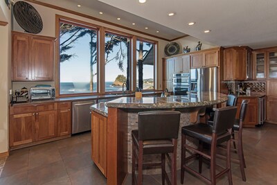 6 BDRM OCEAN FRONT WITH AMAZING VIEWS, HOT TUB, WIFI Sleeps 16, beach access