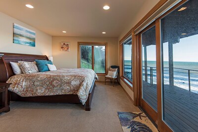 6 BDRM OCEAN FRONT WITH AMAZING VIEWS, HOT TUB, WIFI Sleeps 16, beach access