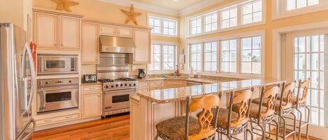 Amazing Kitchen w/ Wet Bar