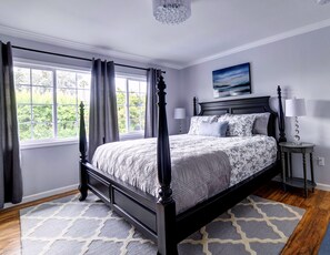 Upstairs Cal King master "Los Angeles" room with en suite full bathroom.