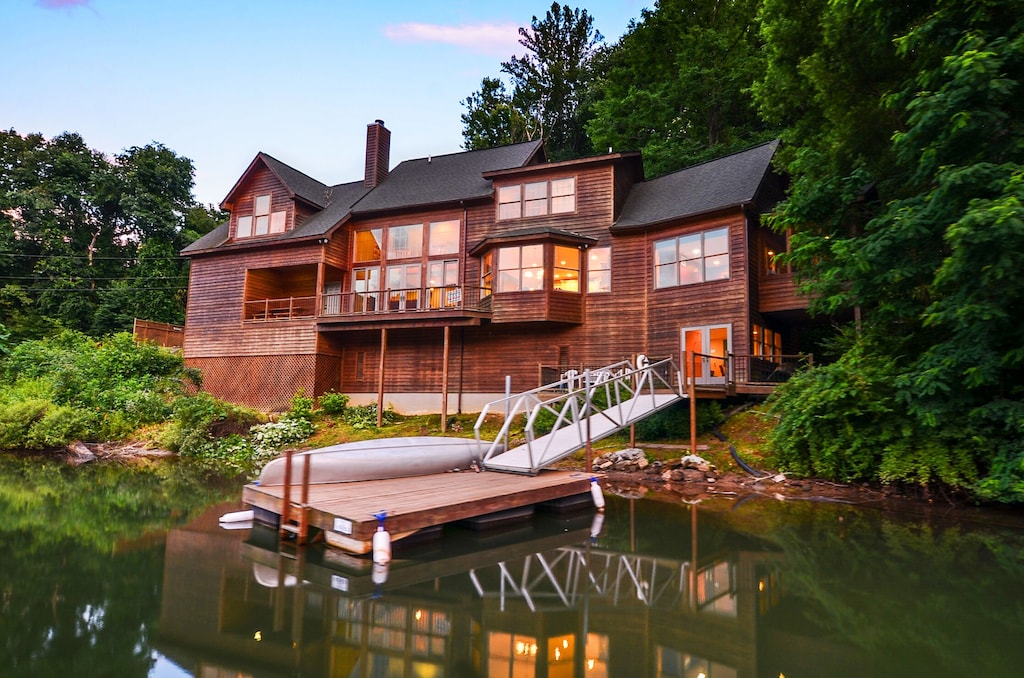 Beautiful 3+BR Lakefront Home on Lake Santeetlah (Sleeps 10) Robbinsville
