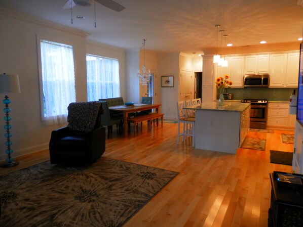 LIVING ROOM/DINING AREA/KITCHEN
