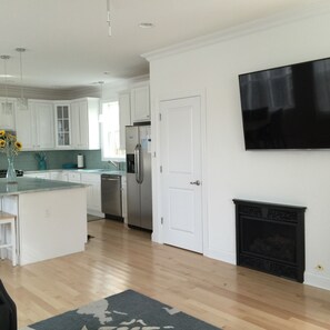 KITCHEN/LIVING ROOM/FLAT SCREEN TV/ GAS FIREPLACE