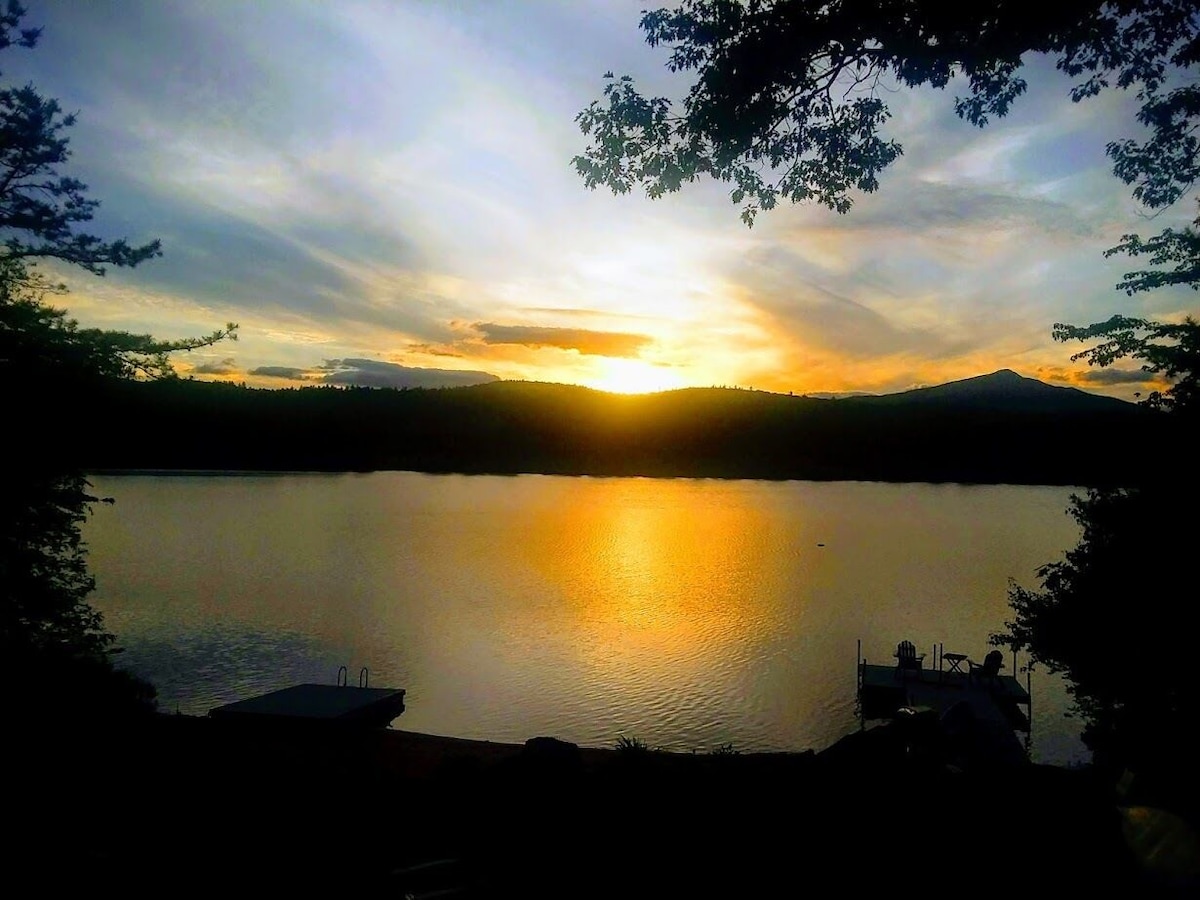 Direct Waterfront Log Cabin,Sweeping Mt Views. Sunsets,, Fire-pit, Boats, Hiking