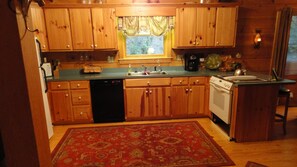 The Bearclaw Cabin's Fully-Equipped Kitchen