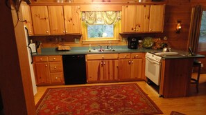 The Bearclaw Cabin's Fully-Equipped Kitchen