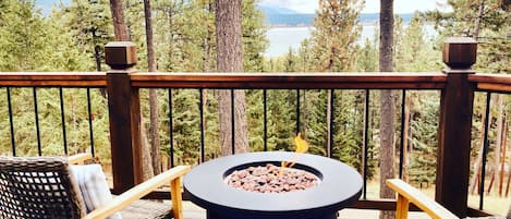 Enjoy beautiful views of the mountains and lake from the well-appointed deck!