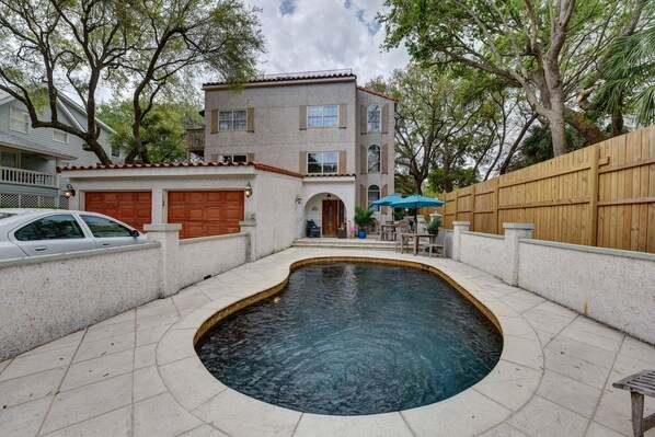 Private courtyard pool. (saltwater)