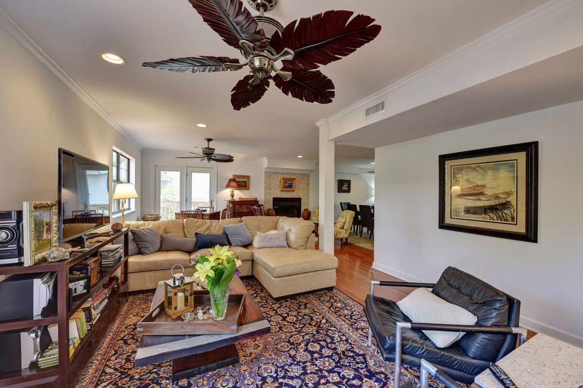 Beautiful 4 bed, 5 full bath, East Beach with Pool, 3 houses from East Beach