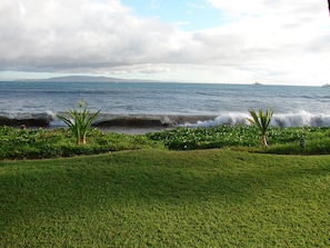 Want to listen to some waves?  View from our Lanai.  25-steps to the beach. 😎
