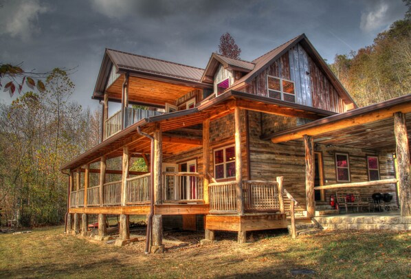 Craftsman style Riverfront Cabin!