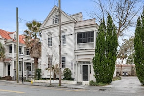 The Charleston | Southern Ease, Contemporary Flair