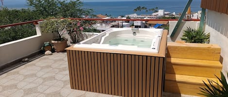 Outdoor spa tub