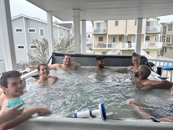 Brand new HUGE 7 person hot tub spa on private 2nd floor deck! Runs year-round!