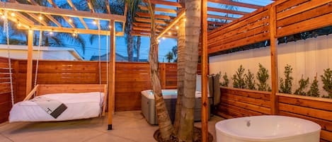 Outdoor spa tub