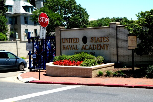 Large Luxury Apartment steps away from the Naval Academy and Historic City Dock